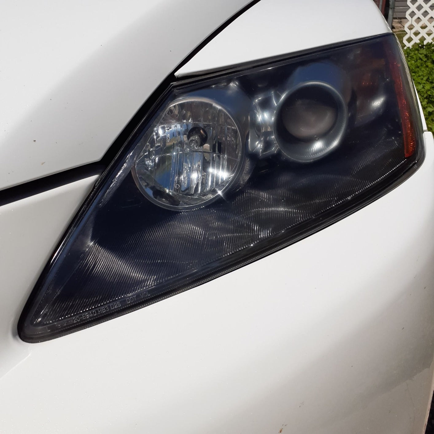 Clear and shiny headlight after restoration, free from oxidation and cloudiness.